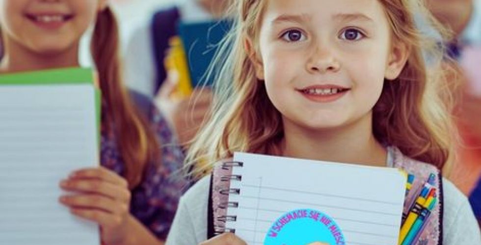 Neuroatypowość to nie choroba, lecz naturalna różnorodność w funkcjonowaniu. Polska Grupa Uzdrowisk wspiera ogólnopolską akcję edukacyjną pn. „W schemacie się nie mieści”.